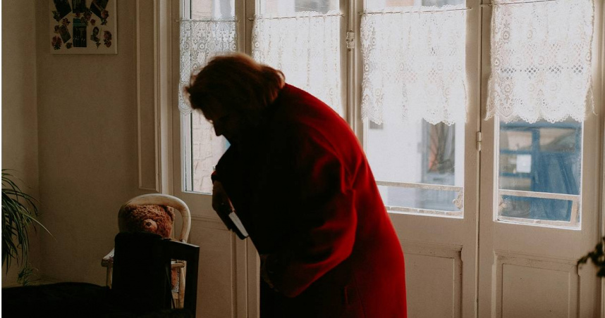 印度1名14歲少年殘忍殺害70歲祖母，還伴屍一宿後於隔天照常上學。（示意圖／Unsplash）