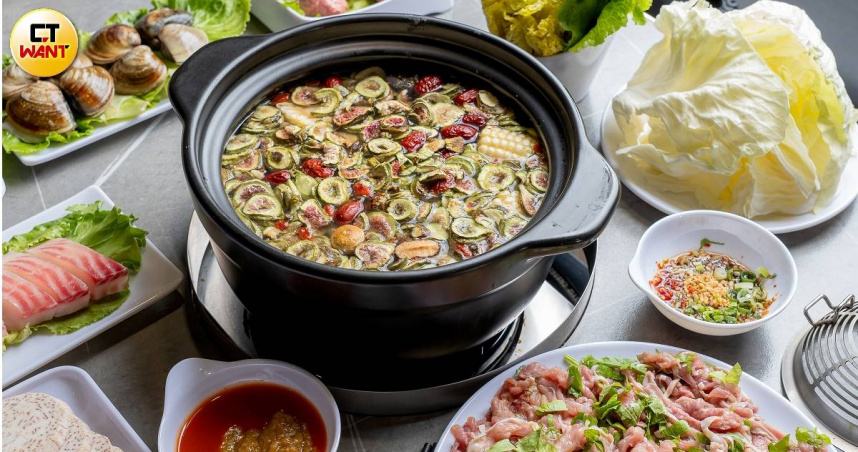 「無花果雞煲」是以清湯底搭配果乾與藥材，風味養生清甜。（湯底費258元，圖／焦正德攝）