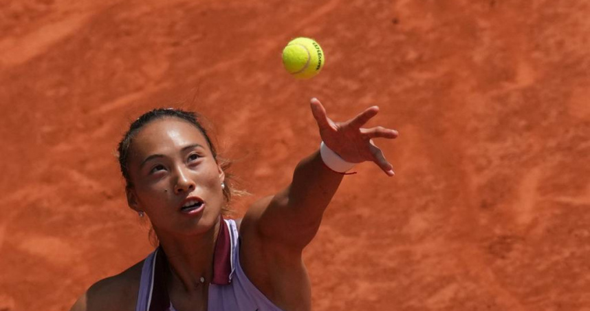 中國大陸女將鄭欽文止步2025法網女單8強。（圖／美聯社）