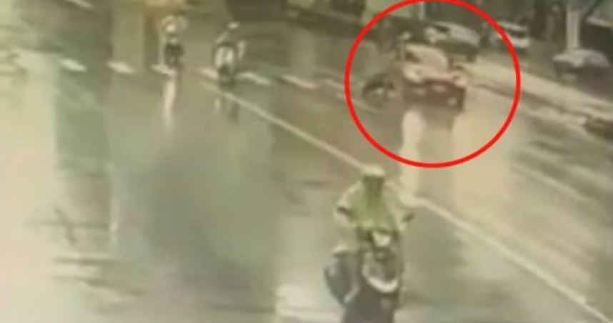 高中生遭休旅車撞擊肇逃驚險一幕曝光。（ 圖／翻攝畫面）