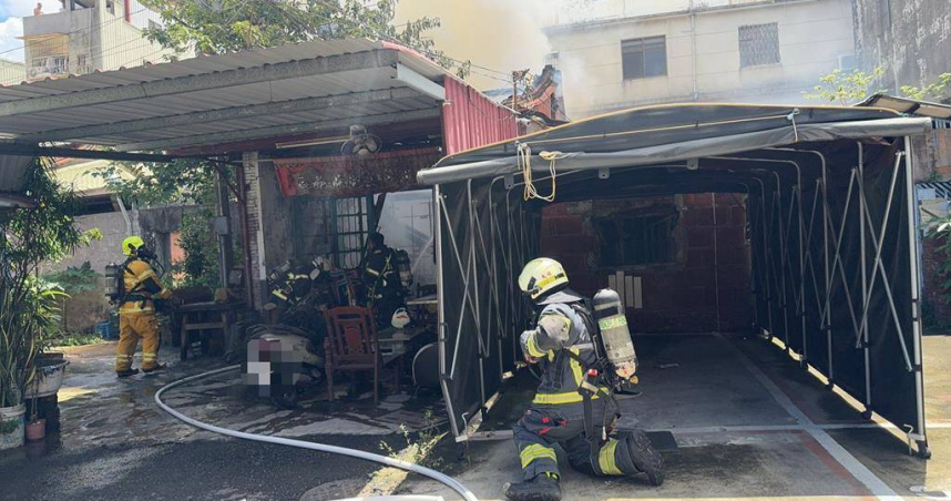 高雄楠梓區楠梓西巷附近7日上午10時許發生火警意外。（圖／翻攝畫面）