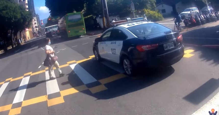 北市南港區1名員警駕駛巡邏車時，未禮讓行人引起網友批評。（圖／翻攝畫面）