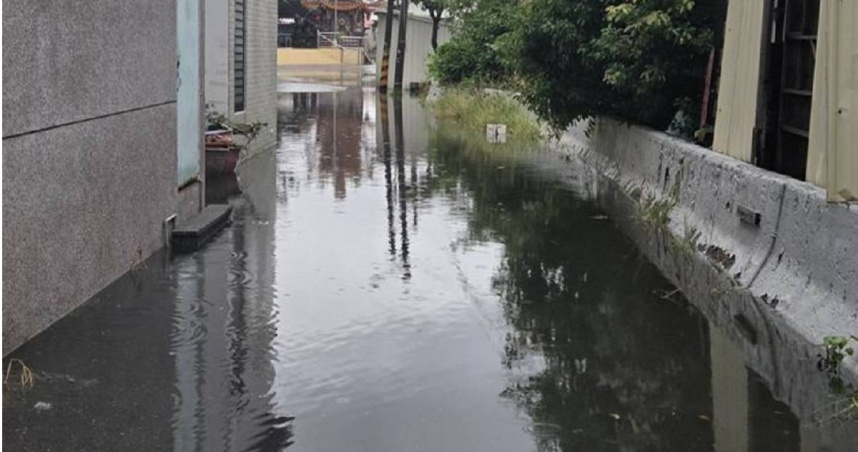 屏東縣東港鎮一帶出現道路積水15公分。（圖／三立新聞網提供）