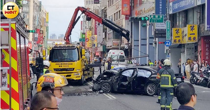當汽車在路上拋錨或發生車禍時,通常需由救援拖吊車協助排除事故車輛,以儘速恢復路段交通順暢。(示意圖/薛孟杰攝)
