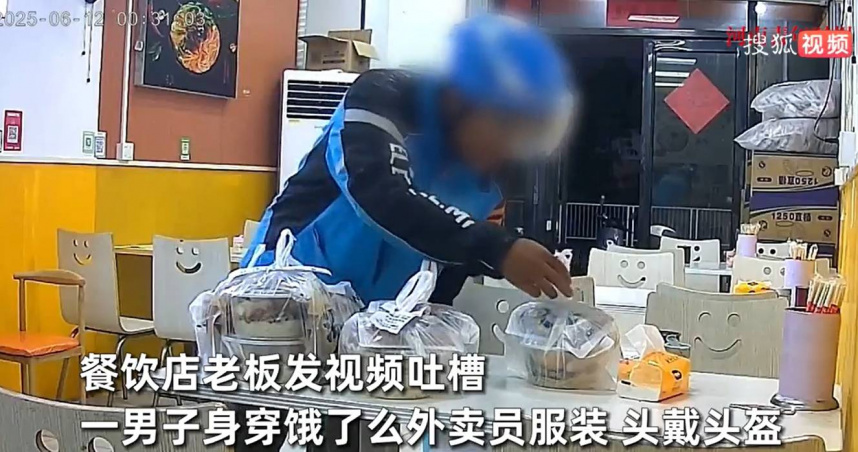 男子穿「餓了麼」制服混入廚房，偷走3份螺螄粉畫面曝光，引發公憤。（圖／翻攝自微博）