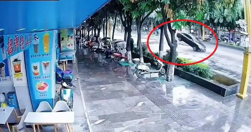 轎車高速駛經塌陷路段，驚險飛越大坑瞬間畫面曝光。（圖／監視器截圖）