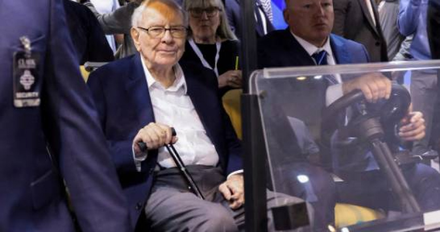 巴菲特於2024年現身波克夏股東大會，持續參與公司運營與慈善活動。（圖／翻攝自路透社網頁）