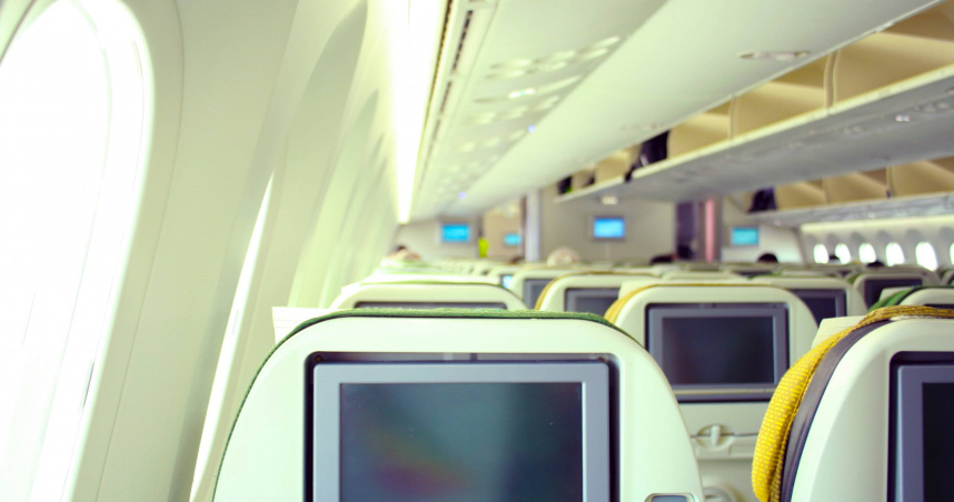 自7月8日起，搭乘日本國內19家航空公司的班機時，不得將行動電源放在座位上方的行李置物箱，必須隨身攜帶保管。（示意圖／翻攝自unsplash）