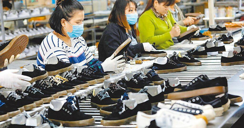 美國與越南談定20％關稅，不過涉及洗產地產品將適用40％高關稅。圖為越南河內一家出口鞋廠。（圖／路透）