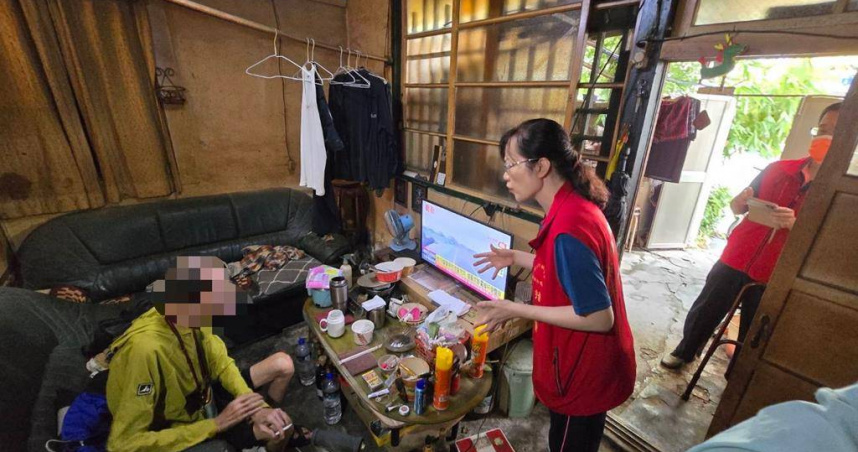 警方請區長陳靜蘭以及里長來與老翁溝通，由新興區公所安排後續安置事宜。（圖／警方提供）