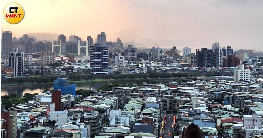 台北市地政局日前公布6月建物買賣移轉棟數資料，整體較去年同期衰退22.2%，其中跌最深的是中正、松山、大同，跌幅分別為42.7%、39.4%、39.1%。（圖／林榮芳攝）