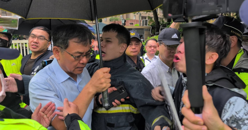 消防員工作權益促進會9日上午於行政院前抗議，場面一度相當火爆。（圖／林冠吟攝）