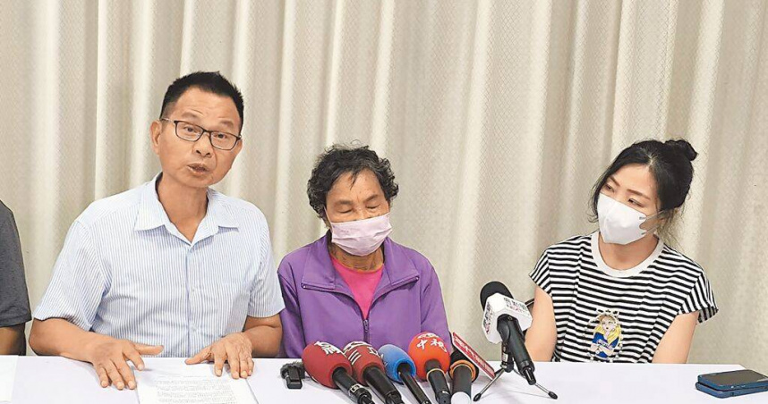 劉姓母女在台中市議員陳清龍(左一)陪同下,出面指控鄧姓保險經紀人讓她們投入1000萬元買保單,卻疑似遭詐騙,要告鄧男詐欺。(圖/中國時報李京昇攝)