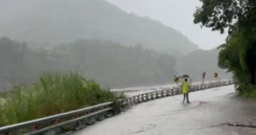 南橫溪水淹路、藤枝落石崩，高雄山區封路停班課。（ 圖／翻攝畫面）