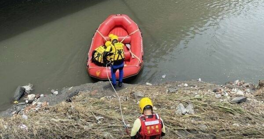 仁鼎橋驚傳落水搜救行動急如火。（圖／翻攝畫面）