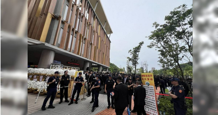 大安分局出動上百警力，於竹聯幫東堂幹部父親告別式現場進行盤查與維安作業。（圖／翻攝畫面，警方提供）