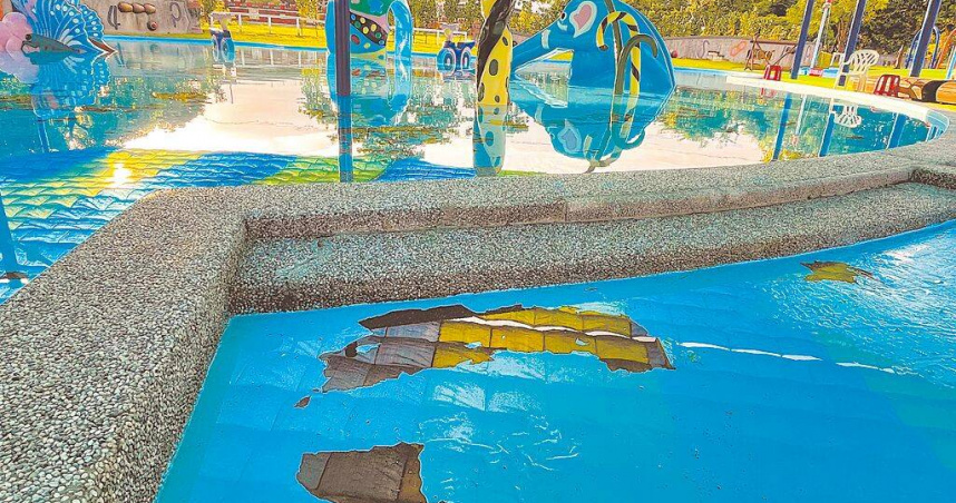 花蓮暑期熱門親子戲水活動展開不到2天，幼幼池底部漆面出現大面積剝落，縣府緊急關閉水池整修。（圖／中國時報羅亦晽攝）