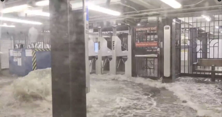 紐約地鐵。（圖／翻攝自社群網站X）