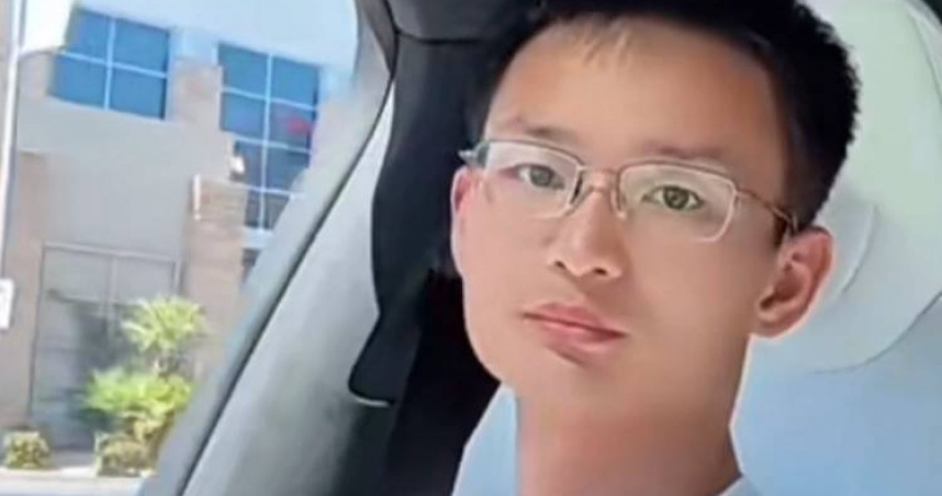 在美國靠賣60美元（約新台幣1763元）一張醬香餅走紅的大陸網紅「小唐」，最近竟戴著手銬登上了社會新聞頭條。（圖／翻攝自微博）