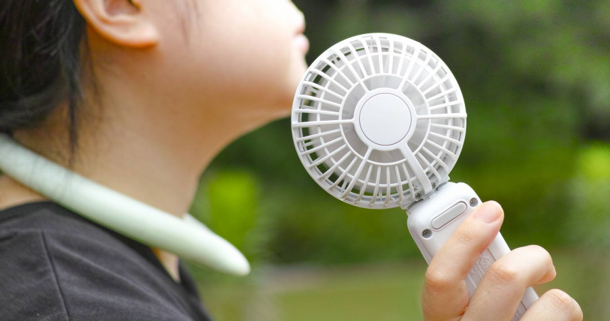 如手持風扇出現無法充電、充電時比平常更熱等狀況，應立即停止使用。（示意圖／翻攝自photoAC）