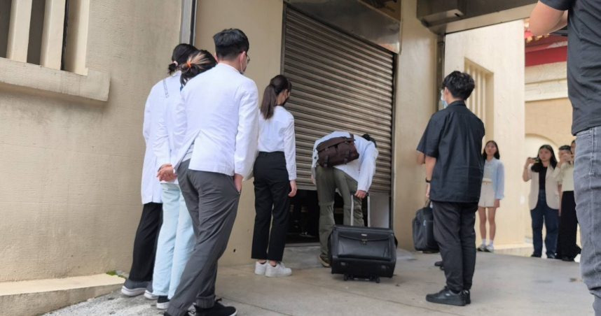 檢察官會同法醫抵板殯相驗，初判無明顯外傷，將擇日解剖釐清死因。（圖／翻攝畫面）