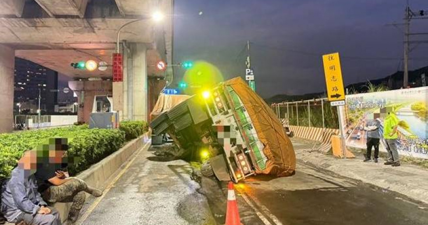 聯結車因路面塌陷翻覆，疑因地下管線工程路面回填不全釀禍。（圖／報系資料照）