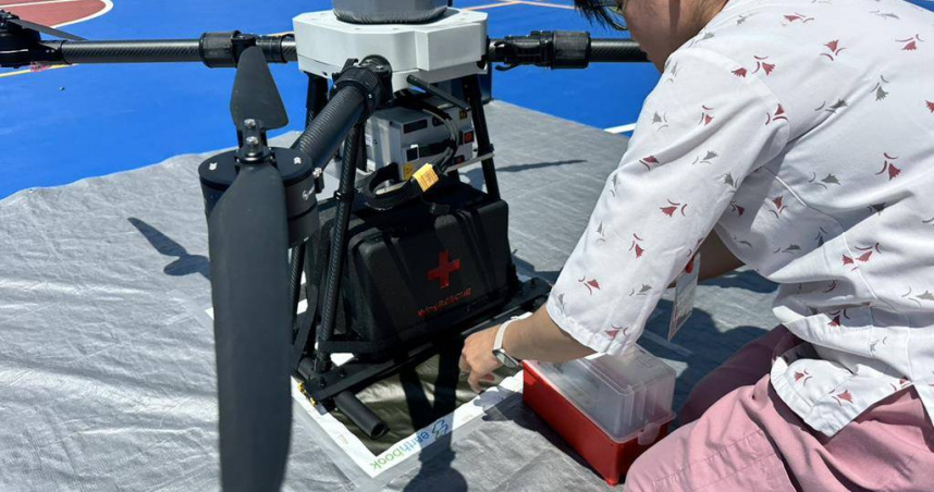 護理師將藥品放上無人機。（圖／衛福部提供）