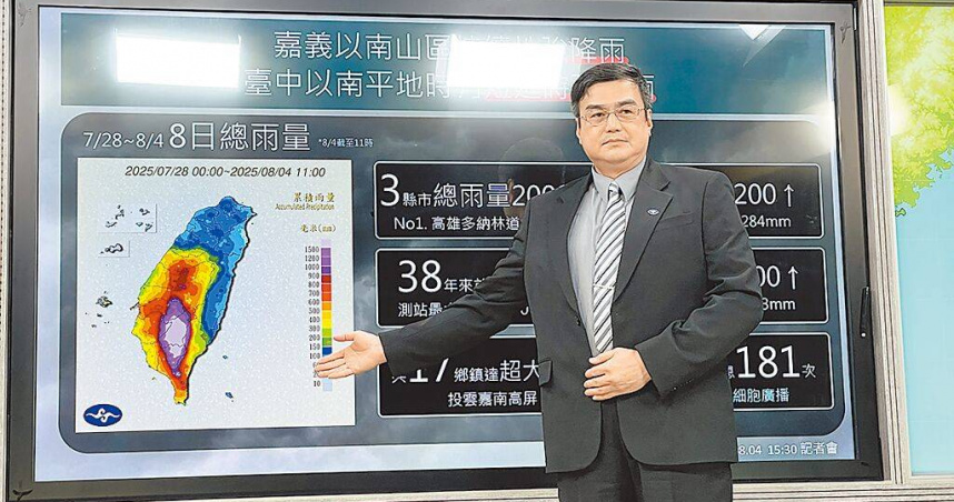 氣象署預報中心主任陳怡良4日總結說明7月28日至8月4日2波西南氣流造成的豪雨事件。（圖／中國時報蔡佩珈攝）