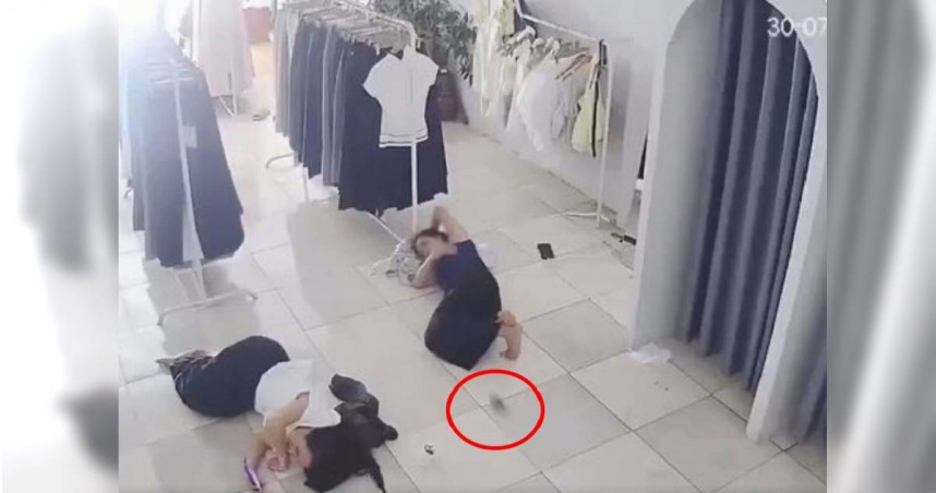 一隻老鼠鑽進一名女子的褲管，嚇得她驚慌失措。（圖／翻攝自X）