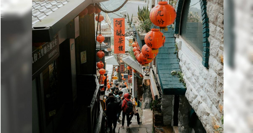 日本台灣交流協會最近公告，日本旅客在夜市、九份、永康街及台北捷運中山站等觀光景點遭遇扒手竊盜案件頻傳。（圖為九份老街／Unsplash）