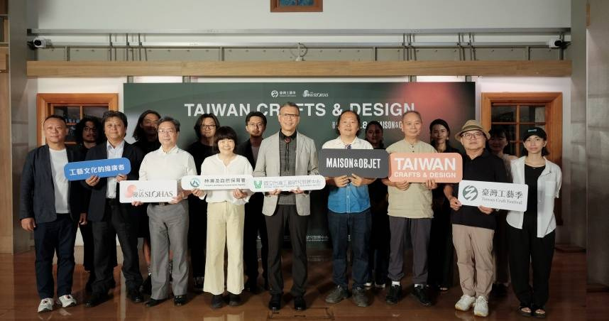 （從左2至右）臺灣頂級工藝協會 李明松理事長、台灣工藝發展協會 劉武理事長、林業及自然保育署 王芳 簡任技正、國立臺灣工藝研究發展中心 陳殿禮 主任、台灣工藝聯盟總會 葉志誠 總會長、台灣工藝聯盟總會許朝宗副總會長，臺灣工藝之家協會 謝嘉亨理事長及品牌代表們（圖／業者提供）