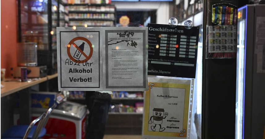 超商貼「晚上10點起禁止賣酒」的告示。（圖／達志／美聯社）