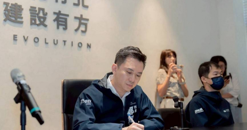 新竹縣竹北市長鄭朝方（左）宣示竹北市搶救重災道路優化工程9月啟動。（圖／翻攝自竹北市公所媒體群組）