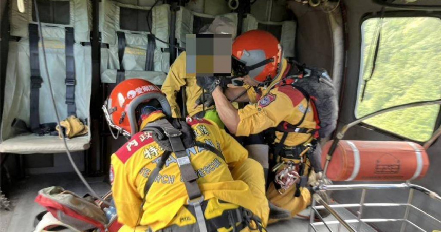 苗栗泰安鄉中雪山發生登山意外，空勤總隊黑鷹直升機執行吊掛救援，成功將62歲受傷女山友送醫。（圖／翻攝畫面）