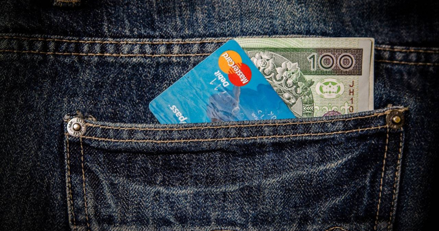 人妻與小王刷卡去旅館偷情，沒想到消費通知被人夫發現。（示意圖／pixabay）