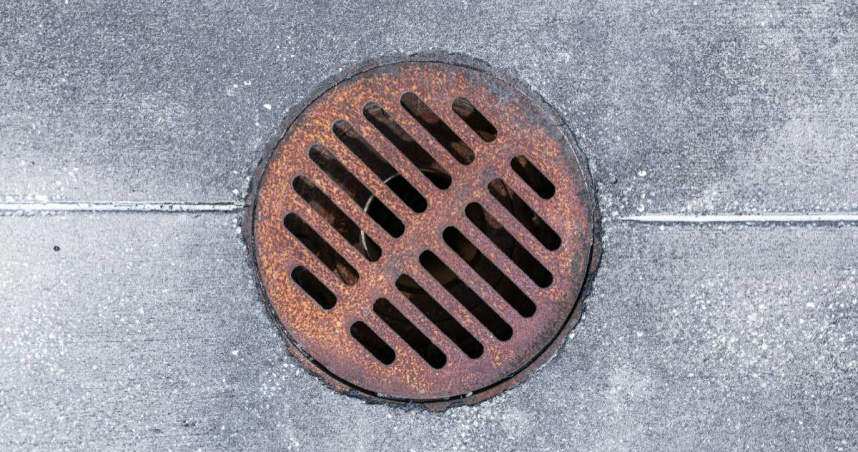 男子被友人推入「攝氏148度」下水道，遭活活燙死。（示意圖／翻攝自unsplash）