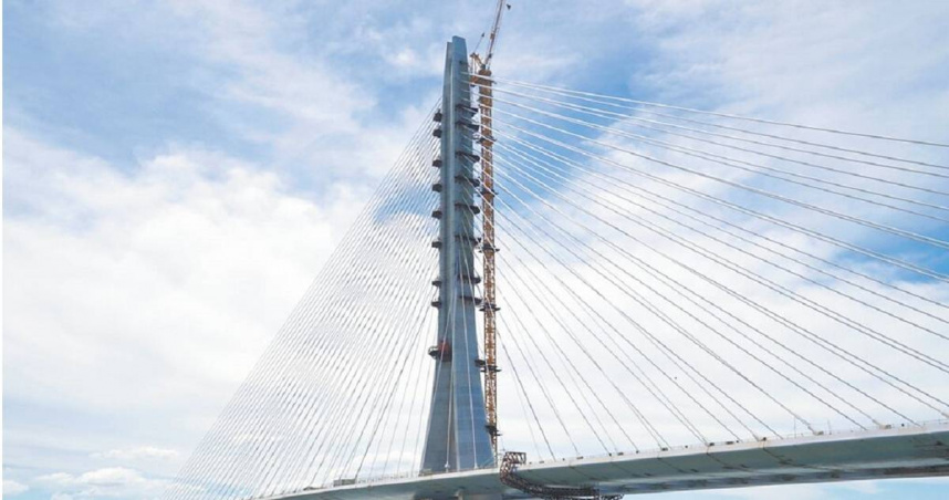 淡江大橋日前順利合龍，預計2026年5月通車，國民黨議員陳家琪表示，市府應提前規畫淡江大橋啟用後的交通配套措施，避免交通斷點與接駁混亂。（圖／新北市政府提供）