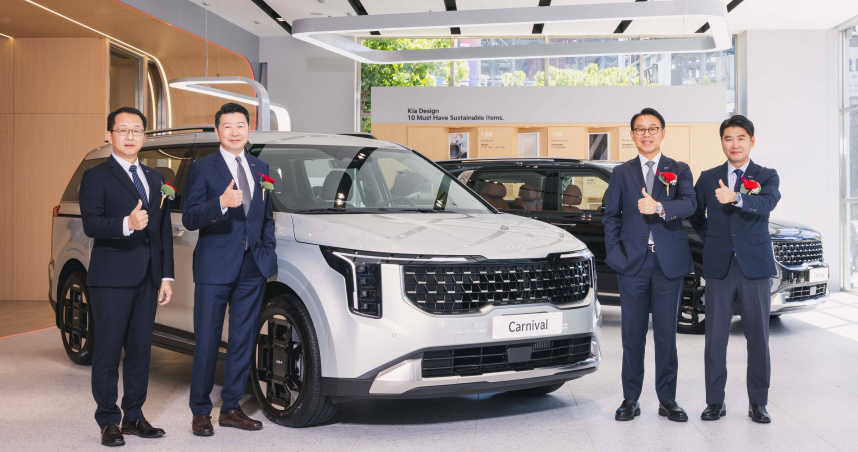 Kia The new Carnival 極致8人座同場登台上市，Kia亞太區總裁暨執行長Ki Seok Ahn(右2)與Kia總代理台灣森那美起亞董事長Joseph Lau(左2)攜手團隊，打造Kia在台更完整的產品陣容。（圖片提供／Kia）