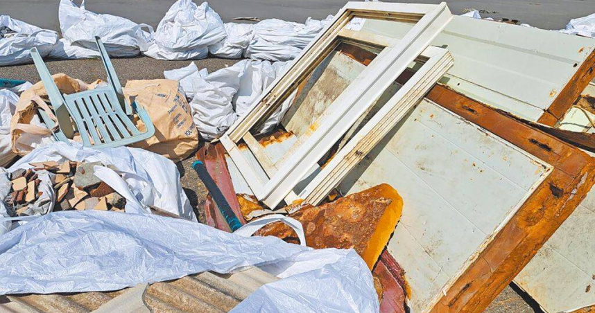 四湖鄉萡仔寮海堤最近遭不肖人士在光天化日下棄置大量建築廢棄物。（圖／周麗蘭攝）