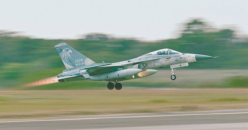 國造「下一代先進防禦戰機」（ADF）成本效益堪憂，恐成「爛尾樓」。圖為國軍IDF戰機飛行訓練。（圖／軍聞社）