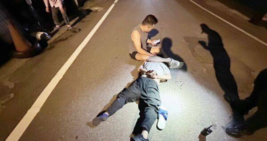 78歲翁差點被騙光，機警妻聯手警察演出「抓車手」現行記。（圖 ／翻攝畫面）