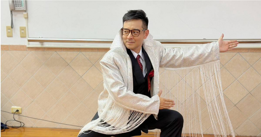 岑永康在《一村喜事：康樂隊來了》飾演村長，還換上搖滾歌王造型，大呼過癮。（圖／金星文創提供）