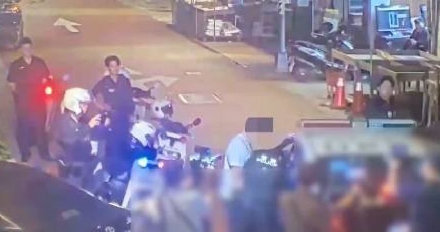 北市萬華分局西門町派出所員警16日晚間巡邏時，驚見1男神色慌張，意外在男子車上查獲槍毒。（圖／翻攝畫面）