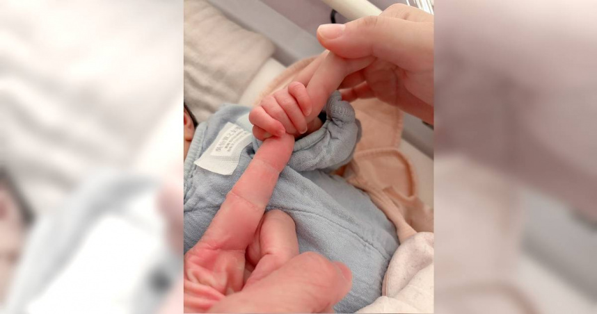 民眾黨發言人吳怡萱今（20）日於臉書分享喜訊，宣布已於15日順利生下女兒「吳花果」。（圖／取自吳怡萱臉書）