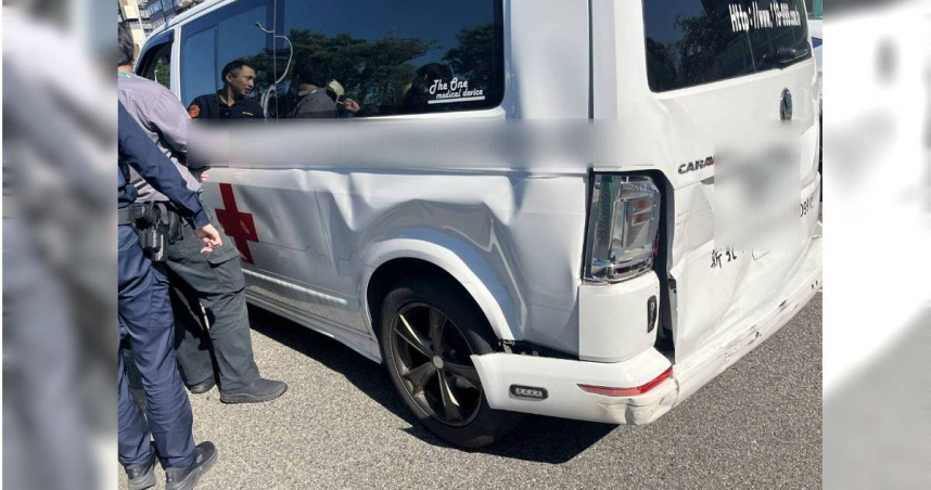 北市建國高架24日上午發生民間救護車與遊覽車、賓士擦撞事故。（圖／翻攝畫面）