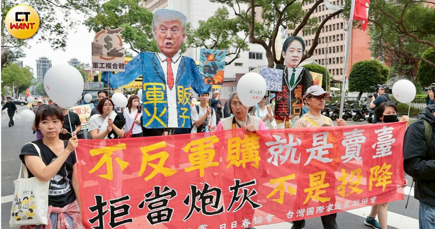 2025秋鬥遊行今登場，多個勞工團體以「反 Lie 求真！反戰求生！」為題，由立法院步行至凱道表達訴求，並邀請國民黨主席鄭麗文出席。（圖／黃耀徵攝）