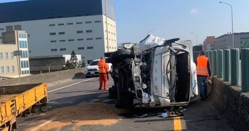 砂石車變換車道疑打滑失控，38歲駕駛受傷送醫、警方釐清肇因。（圖 ／翻攝畫面）