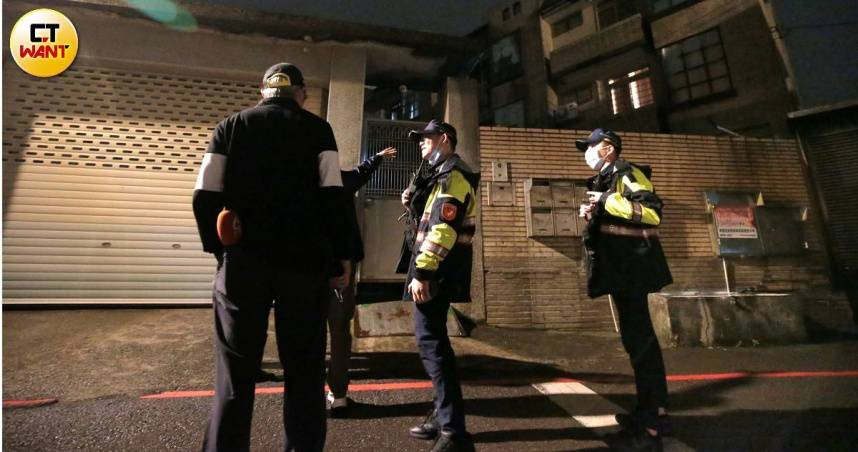 張文犯下恐攻釀成4死，其家人已被警方接到台北處理後事，警方則在門口等候搜索。（圖／周志龍攝）