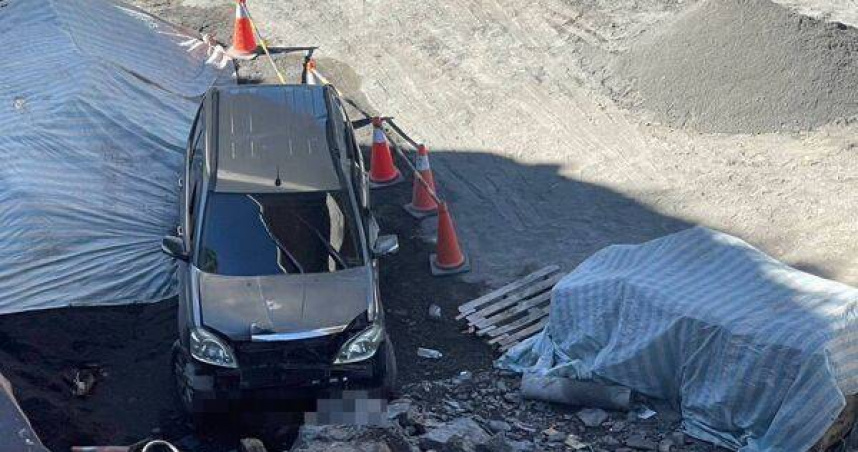 南橫公路明霸克露橋段20日晚間發生墜谷意外，36歲江姓男子駕車滑落邊坡自行脫困送醫。（圖／翻攝畫面）