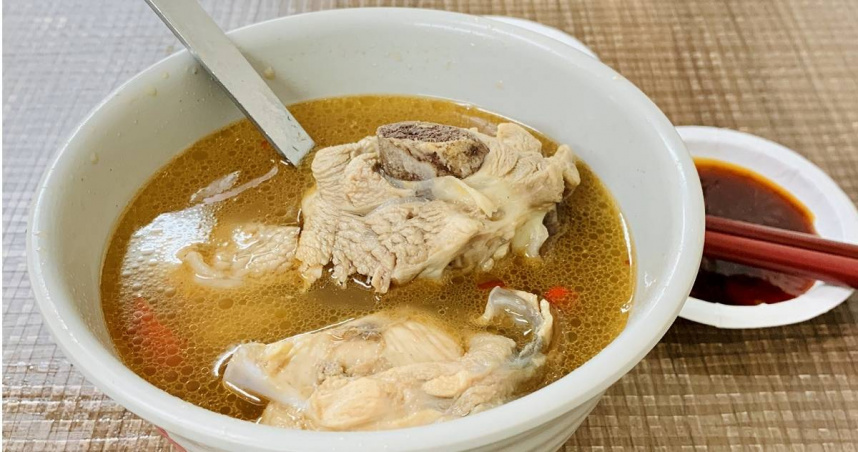 許多麻油雞料理含酒，喝多了可能使血壓上升，抵銷藥物效果。（示意圖／photoAC）